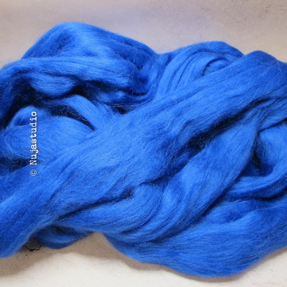 Blue Faced Leicester BFL Wool Top Roving Spinning in Blue 4 oz
